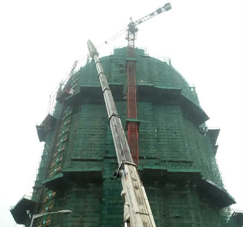 正安吊车在工地上作业